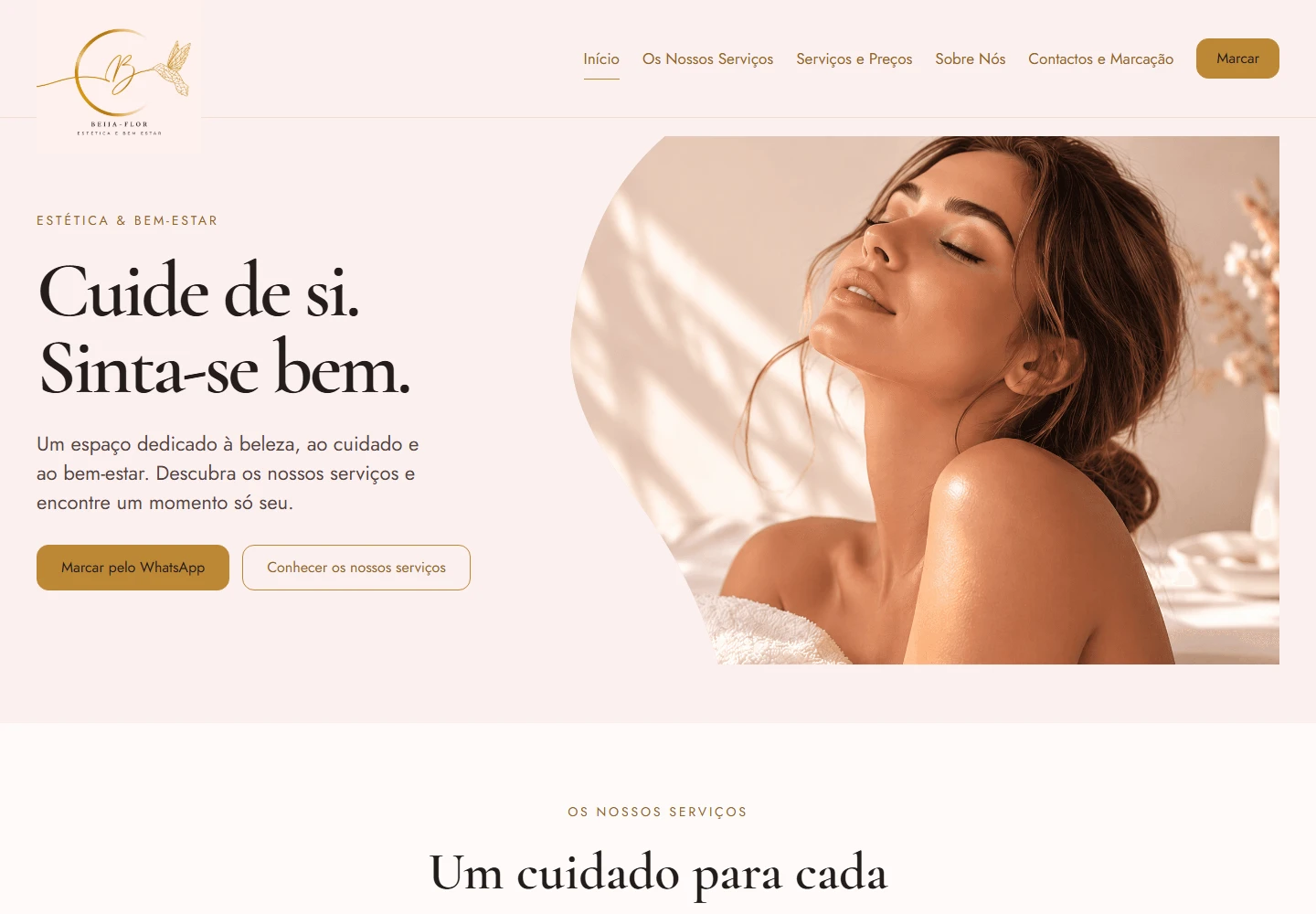 Desktop-Startseite von Beija-Flor: «Cuide de si. Sinta-se bem.», Logo und Behandlungsbild in Rosé und Gold