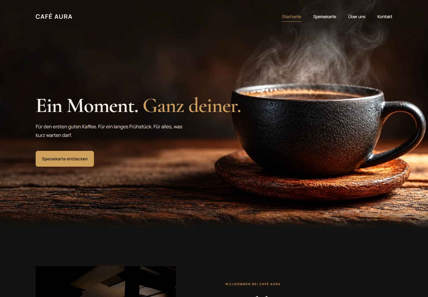 Desktop-Startseite der CAFÉ-AURA-Website mit eleganter Typografie und atmosphärischer Café-Gestaltung