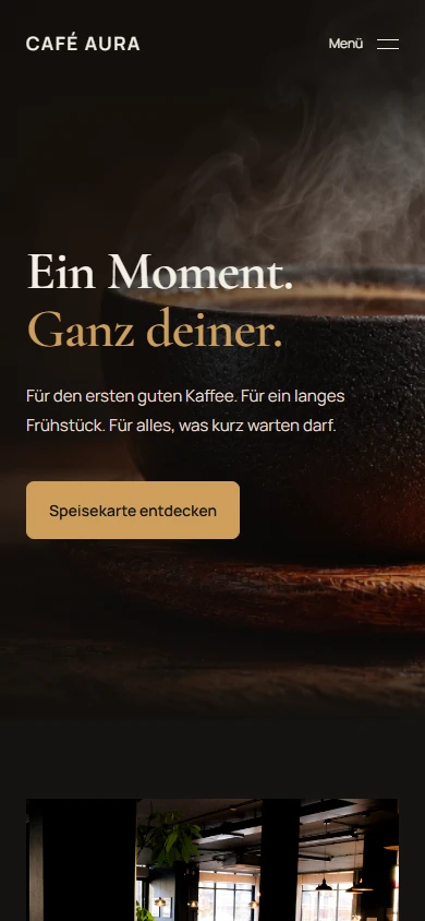 Smartphone-Startseite der CAFÉ-AURA-Website im responsiven Design